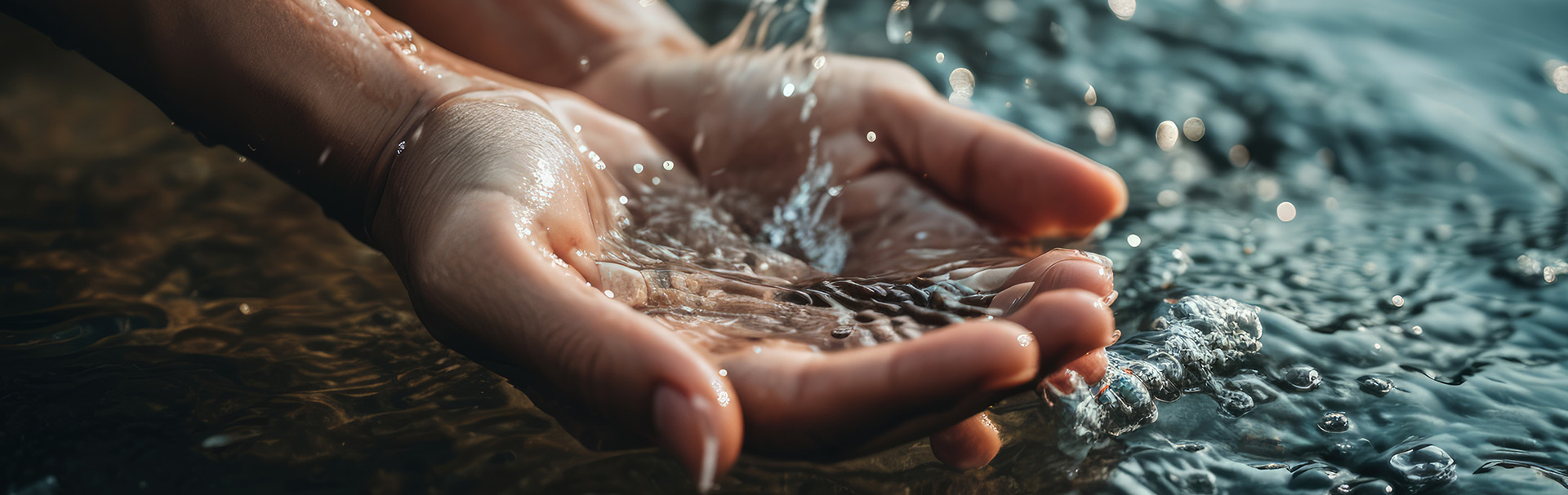 De l’eau claire recueillie entre deux mains