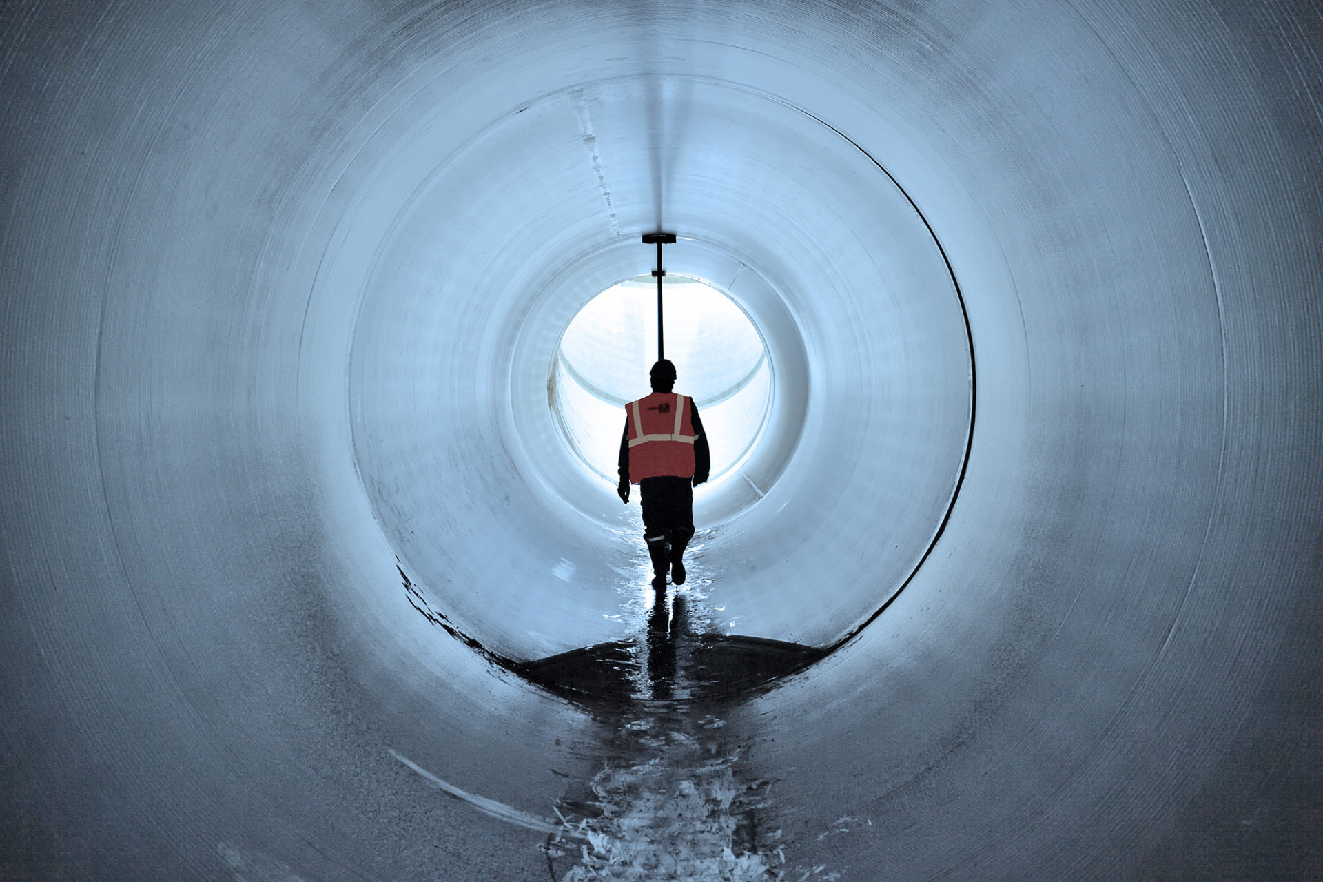 Un collaborateur SADE à l’intérieur d’une canalisation de grand diamètre
