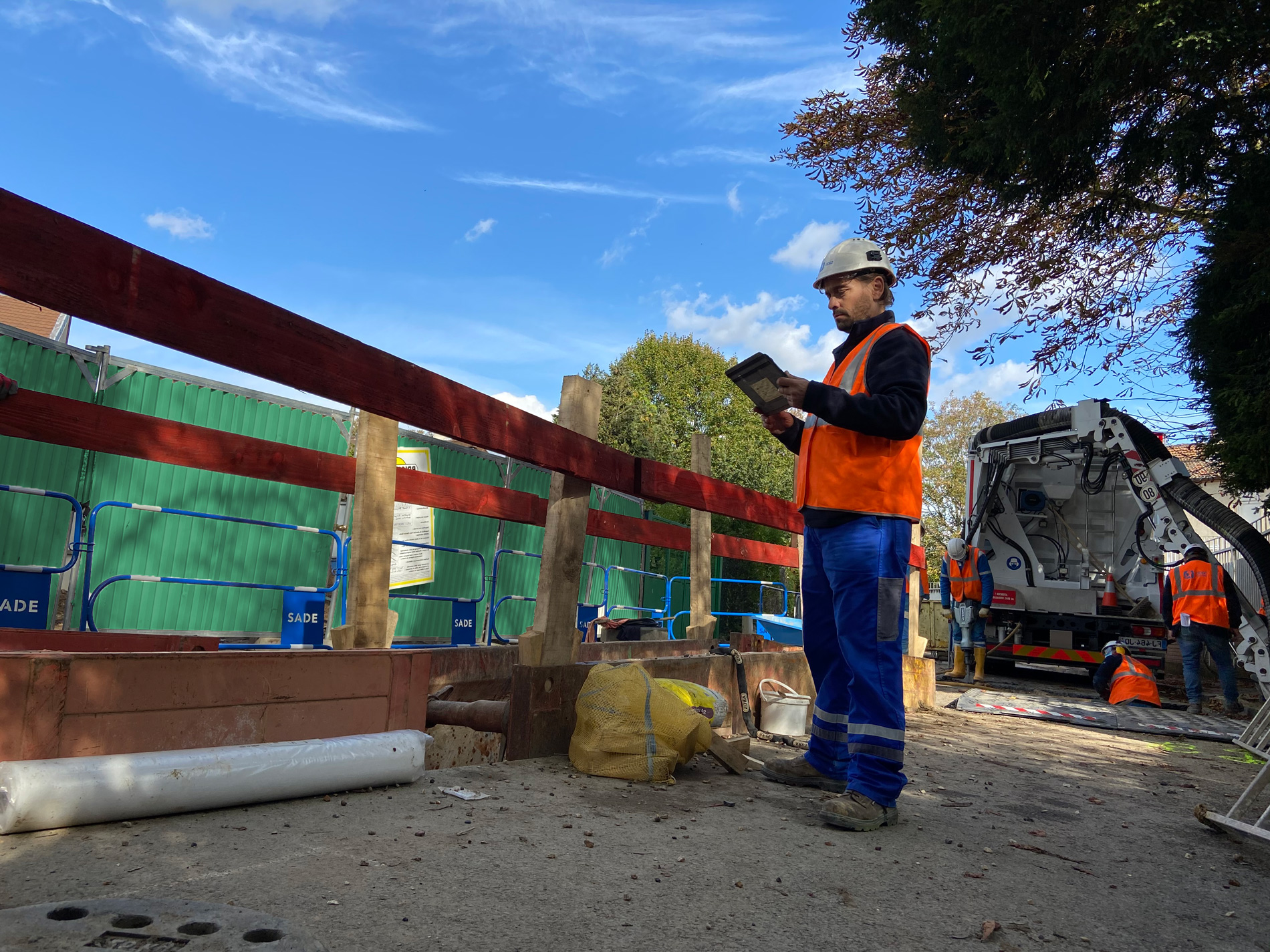 Une équipe SADE prépare une intervention sur un chantier